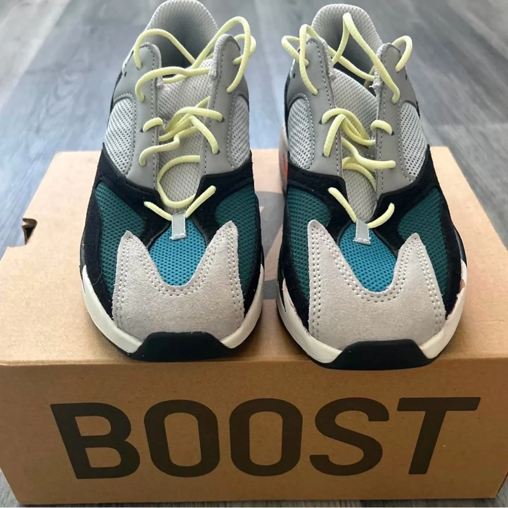 Kids Yeezys - Picture 2 of 2